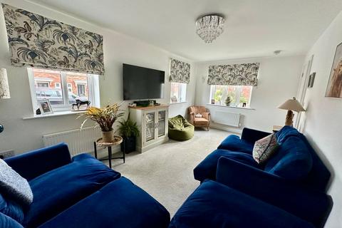 3 bedroom detached house for sale, Ivatt Close, Midway, Swadlincote, DE11