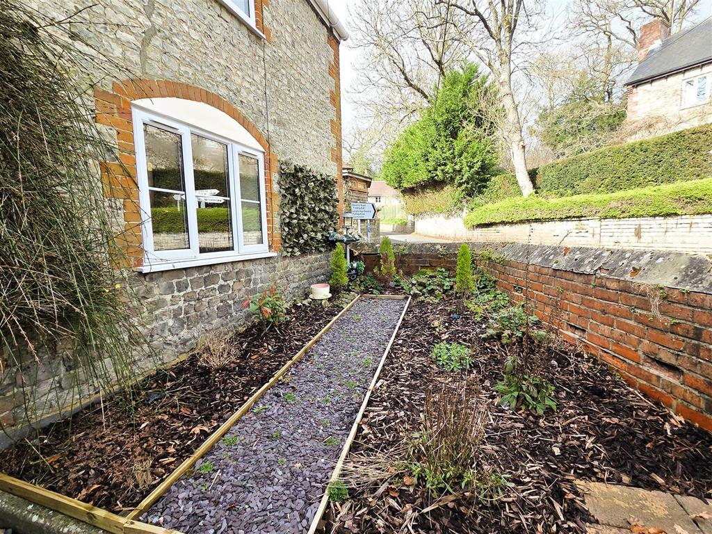 28 SV - Garden.jpg