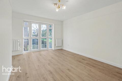 2 bedroom flat to rent, Charters Close, LONDON