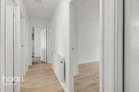 2 bedroom flat to rent, Charters Close, LONDON
