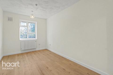 2 bedroom flat to rent, Charters Close, LONDON
