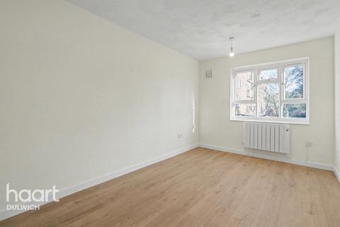 2 bedroom flat to rent, Charters Close, LONDON