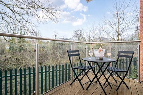 undefined, Queens Road, Weybridge, Surrey, KT13