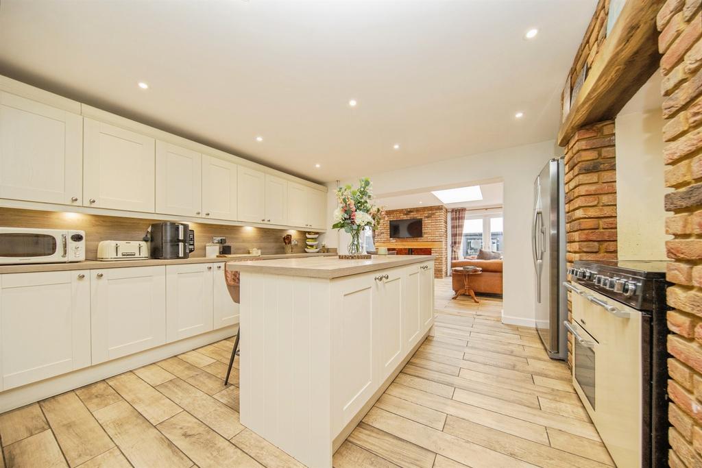 4 bedroom semi-detached house for sale