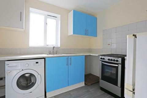 2 bedroom flat to rent, Greenslade Road, Barking