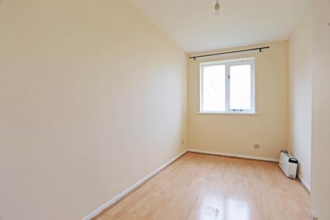 2 bedroom flat to rent, Greenslade Road, Barking