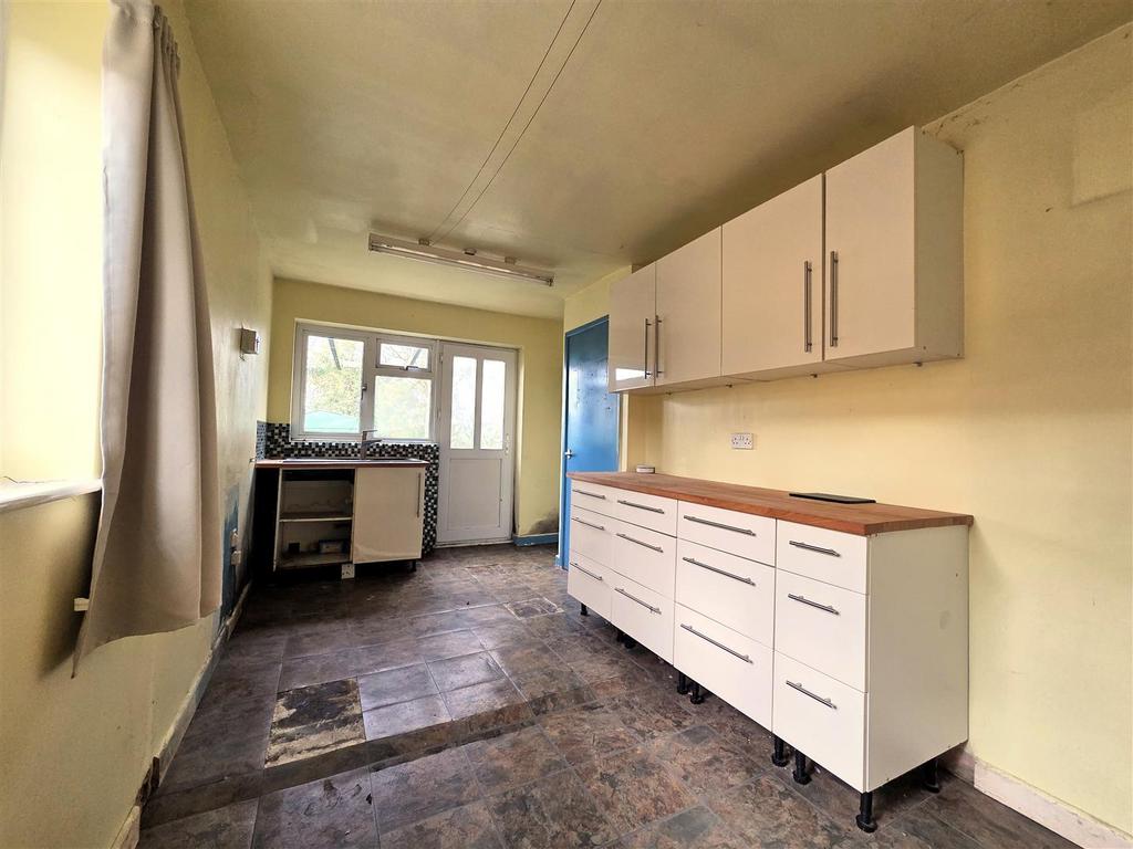 12 Milbourne Pk - Kitchen.jpg