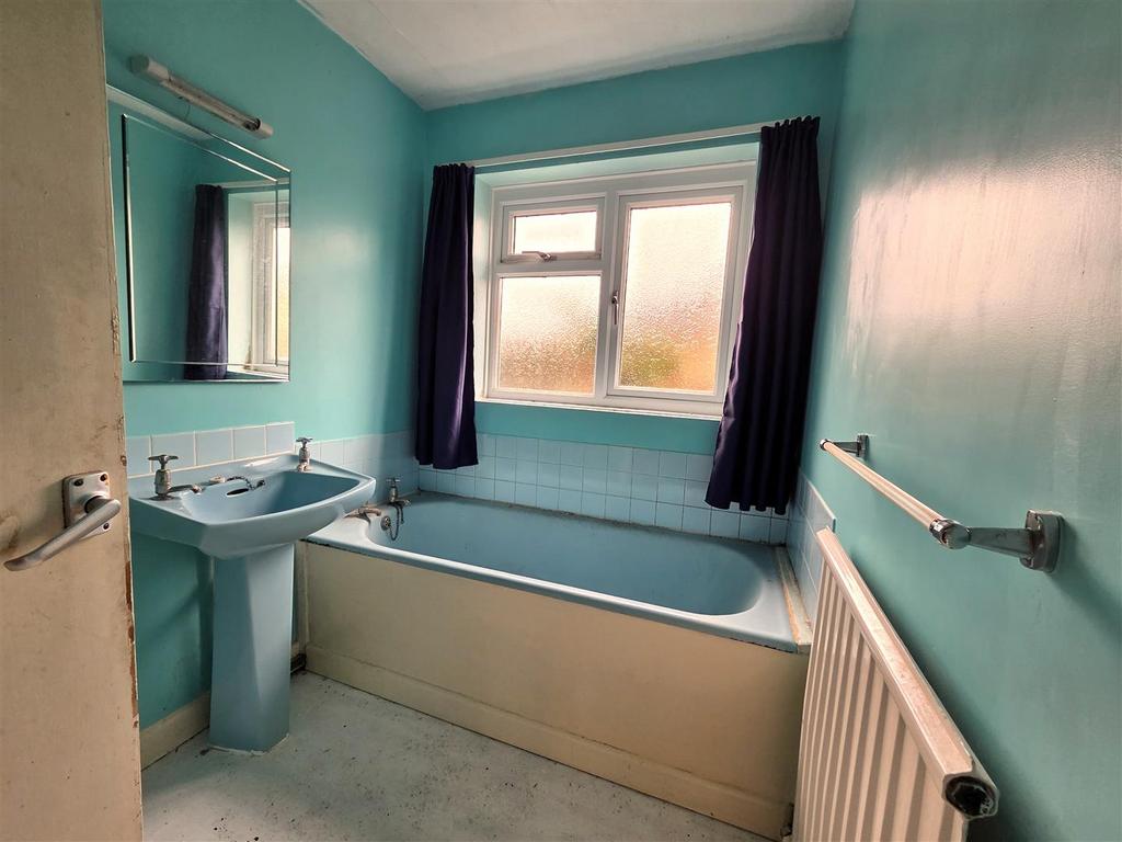 12 Milbourne Pk - Bathroom.jpg