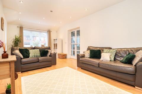 4 bedroom semi-detached house for sale, South Dale, Warrington
