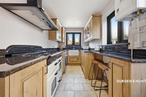 3 bedroom semi-detached house for sale, Tabrums Way, Upminster, RM14