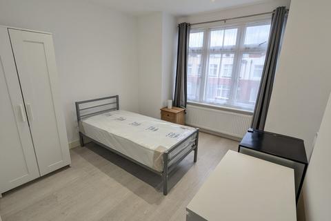 Studio to rent, Yewfield Road, Willesden NW10