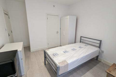 Studio to rent, Yewfield Road, Willesden NW10