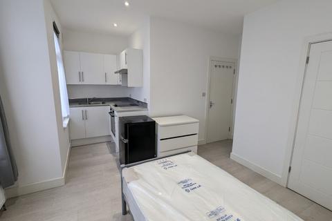 Studio to rent, Yewfield Road, Willesden NW10
