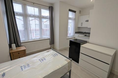 Studio to rent, Yewfield Road, Willesden NW10