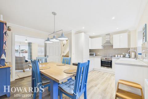 3 bedroom townhouse for sale, St Marys Court, Lowestoft