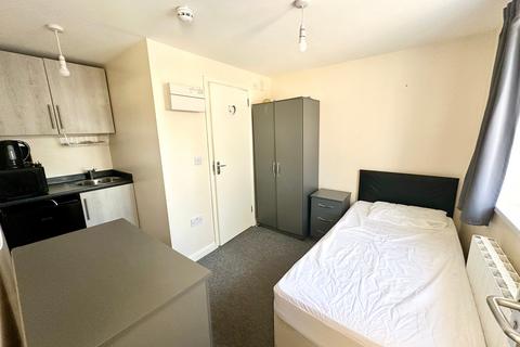 1 bedroom house of multiple occupation to rent, Stanwell New Road, Staines-upon-Thames, TW18
