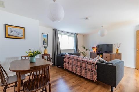 2 bedroom flat for sale, Clos Dewi Sant, Cardiff CF11