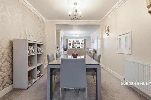 3 bedroom semi-detached house for sale, Wingletye Lane, Hornchurch, RM11