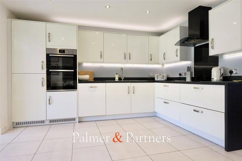 4 bedroom link detached house for sale, Glover Close, Clacton-on-Sea, Essex, CO16