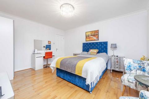 undefined, Hillary Drive, Isleworth TW7