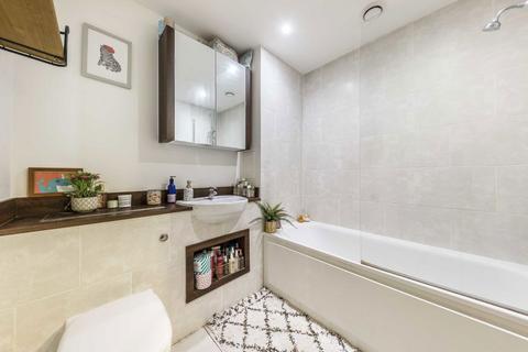 1 bedroom flat to rent, Albatross Way, London SE16