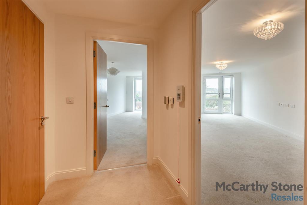 8679643-interior10.jpg