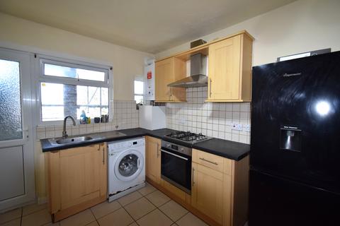 2 bedroom flat to rent, Alexandra Avenue, Harrow HA2