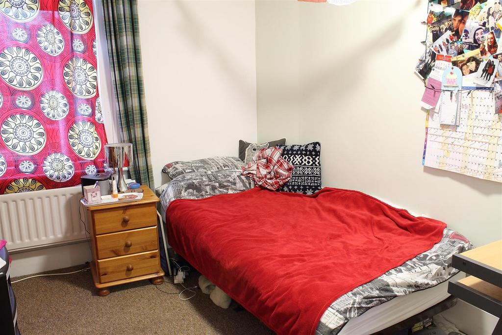 4 Love Lane bed 2.JPG