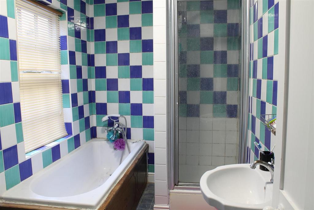 4 Love Lane bathroom.JPG