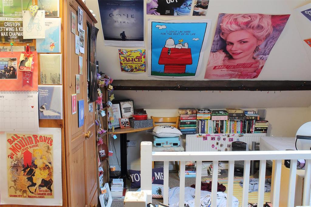 4 Love Lane bed 4.2.JPG