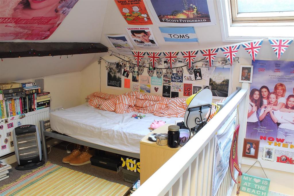 4 Love Lane bed 4.5.JPG