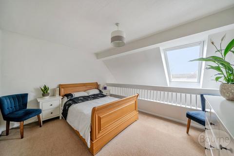 2 bedroom maisonette for sale, Tolvaddon Close, Goldsworth Park, Woking, Surrey, GU21