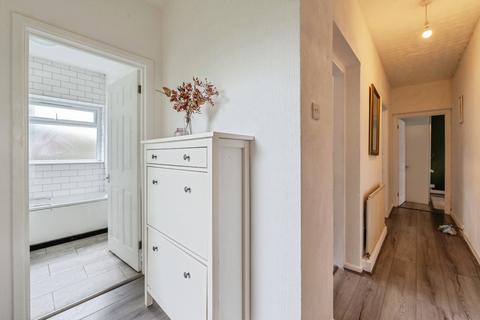 2 bedroom flat for sale, Market Avenue, Wickford, Essex, SS12