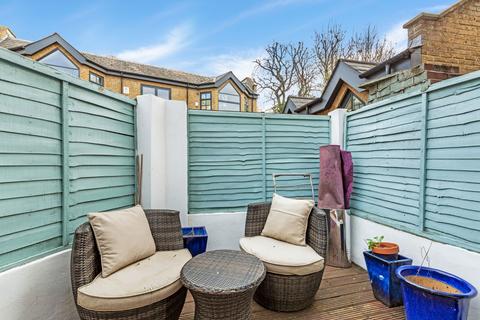 2 bedroom flat to rent, Caxton Road, London, W12