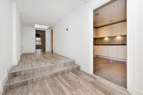 1 bedroom flat for sale, High Street, Brentwood, Essex, CM14