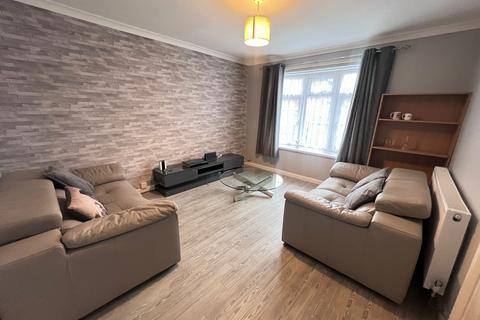 3 bedroom terraced house to rent, Grendale Drive, Manchester M16