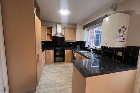 3 bedroom terraced house to rent, Grendale Drive, Manchester M16