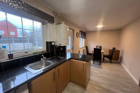 3 bedroom terraced house to rent, Grendale Drive, Manchester M16
