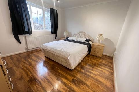 3 bedroom terraced house to rent, Grendale Drive, Manchester M16