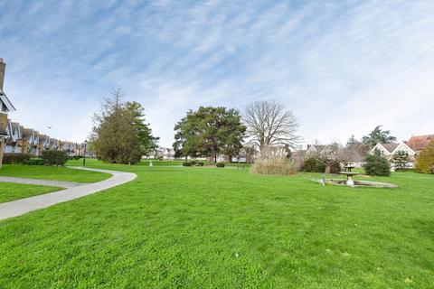 1 bedroom flat for sale, New Mossford Way, Barkingside, Ilford, IG6