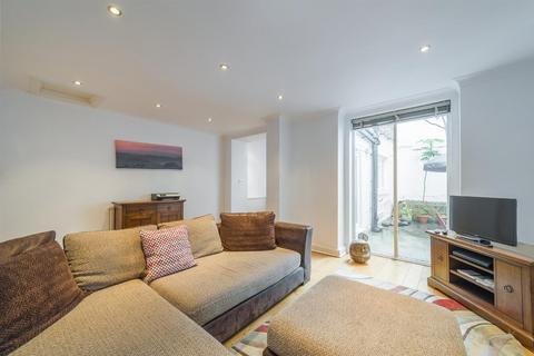 1 bedroom apartment to rent, Fitzroy Square, London W1T