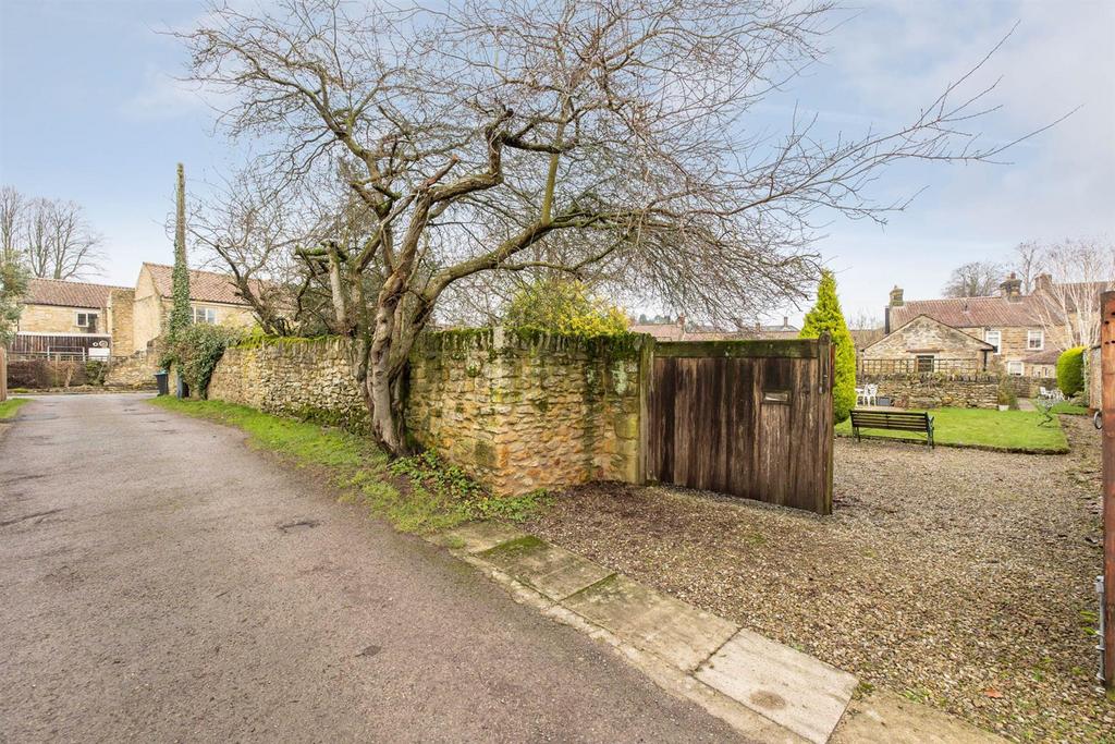 Entrance Gates &amp; Drive
