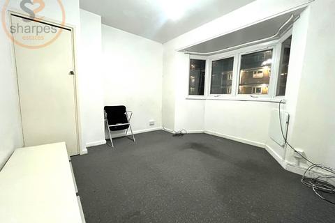 1 bedroom flat to rent, High Trees, London