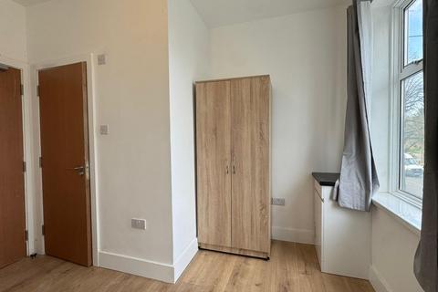 1 bedroom in a house share to rent, Room 1, The Broadway, Greenford, UB6