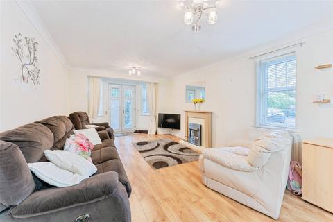 2 bedroom flat for sale, Plymyard Avenue, Bromborough, Wirral, Merseyside, CH62