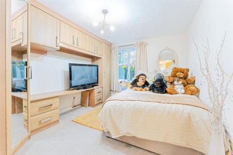 2 bedroom flat for sale, Plymyard Avenue, Bromborough, Wirral, Merseyside, CH62
