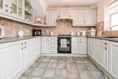 3 bedroom semi-detached house for sale, Pinecroft, Gidea Park, Romford, RM2
