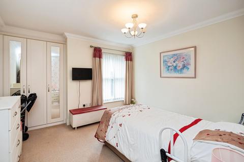 2 bedroom flat for sale, Hornchurch Road, HORNCHURCH, Essex, RM12