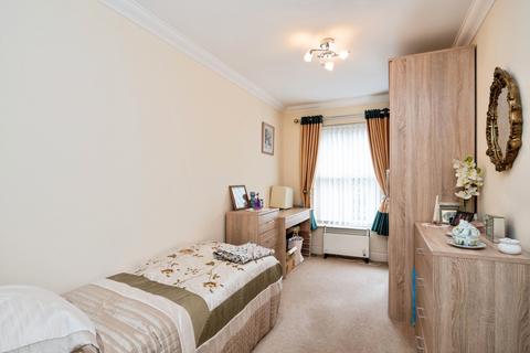 2 bedroom flat for sale, Hornchurch Road, HORNCHURCH, Essex, RM12