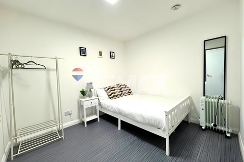 2 bedroom flat to rent, Vicarage Lane, London E6